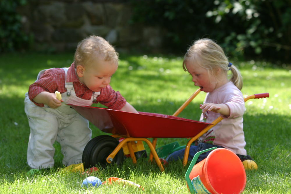 Zwei kleine Kinder spielen miteinander